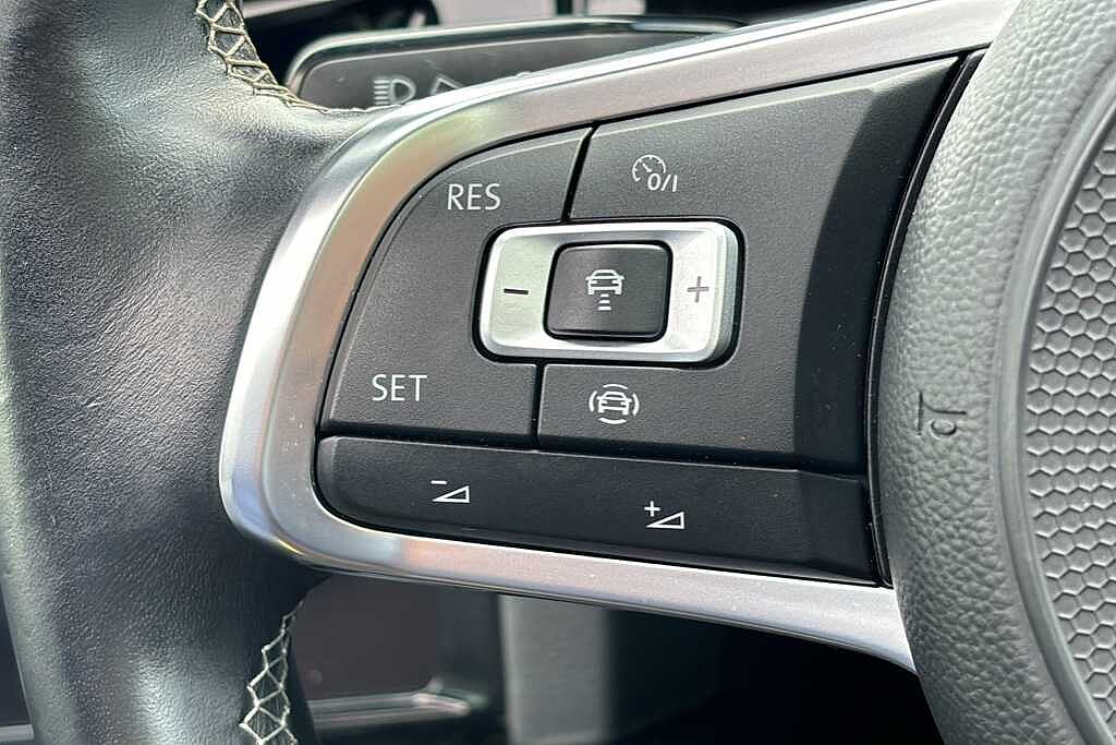 Volkswagen Golf MK8 Hatchback 5-Dr 1.5 TSI (150ps) R-Line EVO