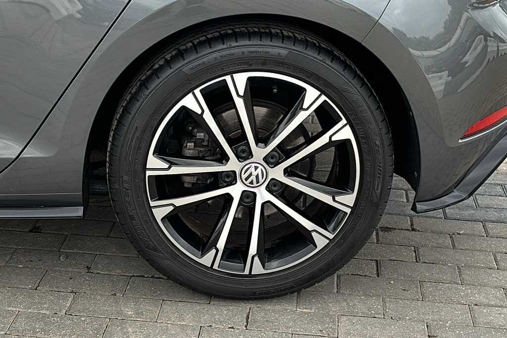 Volkswagen Golf MK8 Hatchback 5-Dr 1.5 TSI (150ps) R-Line EVO